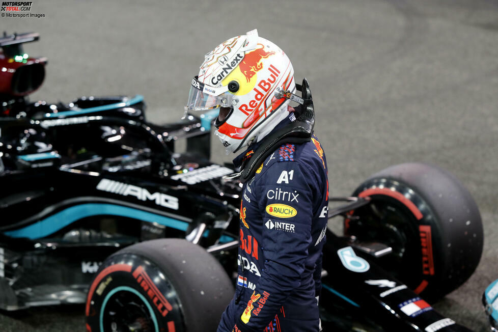 Red-Bull-Logo, niederländische Farben, und es steht sogar Max Verstappen drauf (hast du es gesehen?) - das ist natürlich Pastor Maldonado! Nein, kleiner Scherz. Es ist natürlich der amtierende Weltmeister, der mittlerweile vornehmlich in Weiß unterwegs ist.