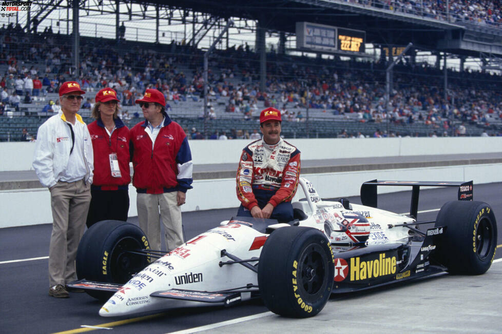 Weil Williams für 1993 Alain Prost zurückholt, geht Mansell in die USA, wo er als Rookie gleich das erste Saisonrennen der CART-Serie gewinnt. Vier weitere Siege lässt 