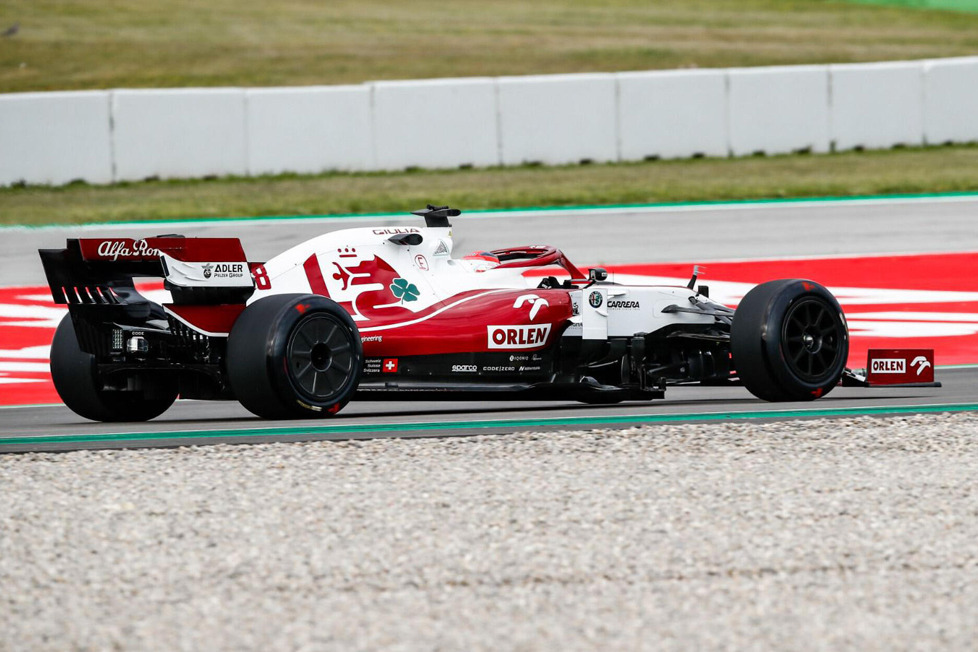 Robert Kubica hat am Dienstag die neuen 18-Zoll-Reifen für die Formel-1-Saison 2022 getestet - Alfa Romeo packt die Radkappen aus