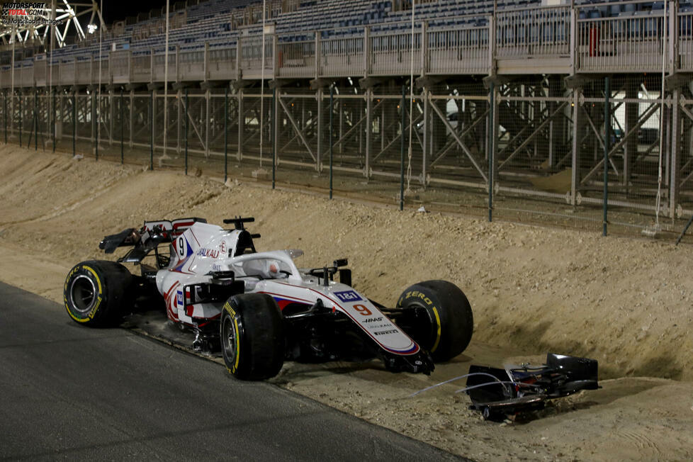 Sein Rennen dauert genau bis Kurve 3, dann rauscht Masepin in die Streckenbegrenzung, weil er zu stark aufs Gas getreten hat. Kurios: Es ist genau die gleiche Stelle, an der sein Vorgänger Romain Grosjean wenige Monate zuvor einen Feuerunfall überlebt hat - nur auf der anderen Seite der Strecke.