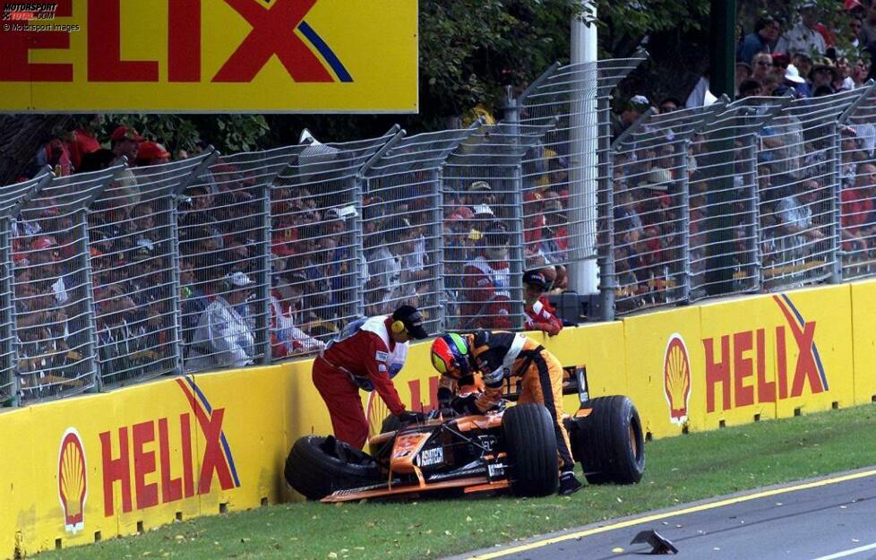 Auch im Rennen ist Bernoldi nur eine kurze Randnotiz. Zwei Runden schafft er unfallfrei, bevor er den Arrows am Ausgang von Kurve 2 aus der Kontrolle verliert und in die Streckenbegrenzung einschlägt. Wenige Runden später folgt wenige Meter weiter ein weitaus tragischerer Unfall zwischen Ralf Schumacher und Jacques Villeneuve.