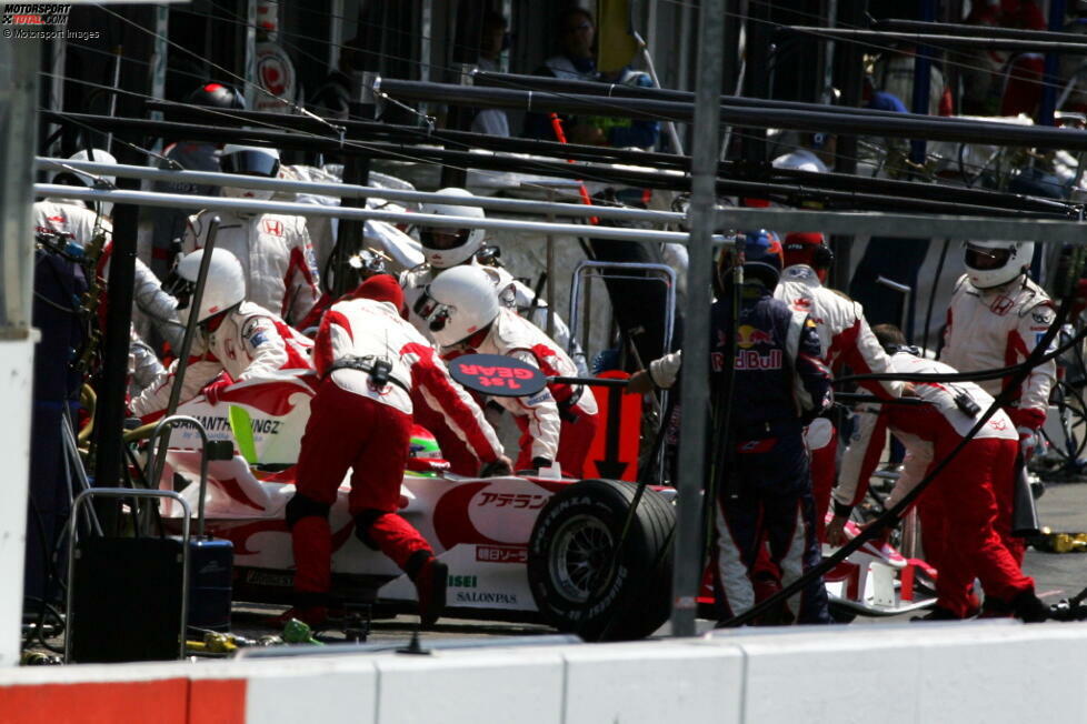 Yamamoto muss das Rennen daher von der Box aus angehen, doch da findet er sich bereits eine Runde später erneut wieder. Ein Problem an der Antriebswelle sorgt dafür, dass der Japaner ein kurzes Debüt erlebt, bevor er wieder in die Garage geschoben wird.