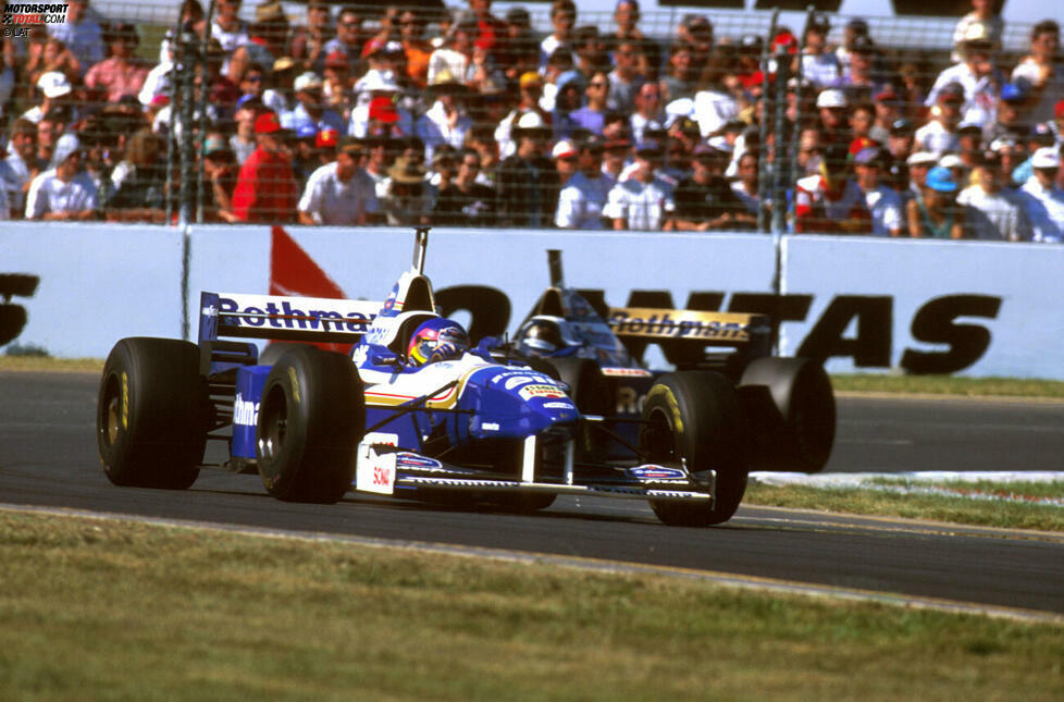 Jacques Villeneuve legt 1996 in Melbourne einen furiosen Start hin und qualifiziert sich vor seinem Williams-Teamkollegen und späteren Weltmeister Damon Hill auf der Pole-Position. Alles ist für einen sensationellen Debütsieg des Kanadiers bereitet.