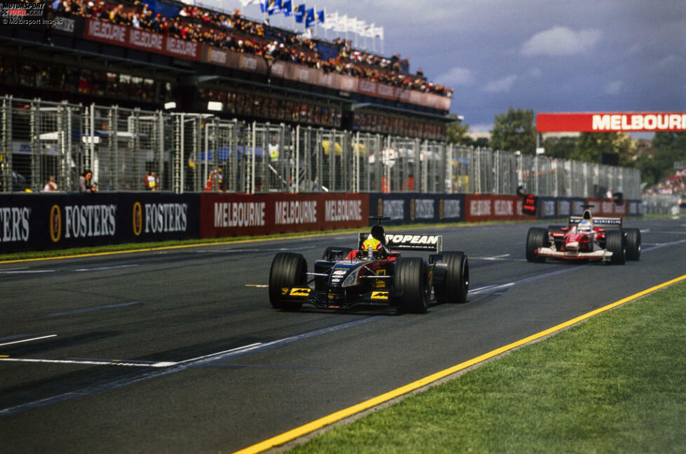 Mark Webber debütiert 2002 für das unterlegene Minardi-Team, das in den beiden Jahren zuvor keinen Punkt eingefahren hatte. Den sichert der Australier dem klammen Rennstall aber schon beim Auftakt in Melbourne - passenderweise beim Heimspiel von ihm und Teamchef Paul Stoddart.