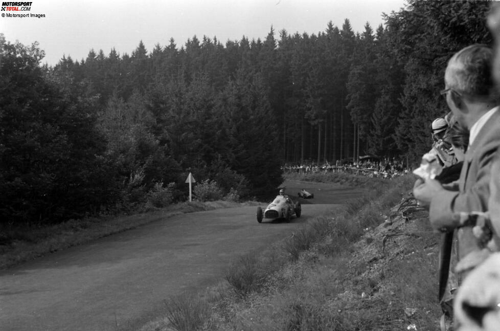 Diese zweifelhafte Ehre wird dem Deutschen Ernst Loof zuteil, der lediglich 1953 auf der Nürburgring-Nordschleife dabei ist (im Bild ist Veritas-Kollege Erwin Bauer). Loof qualifiziert sich als 31., kommt im Rennen aufgrund einer defekten Benzinpumpe aber nur zwei Meter (!) weit. Einsamer Rekord!
