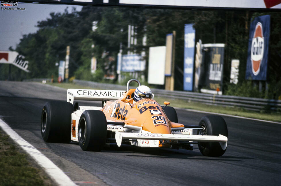 Am Arrows von Riccardo Patrese steigen die Temperaturen in den roten Bereich. Er gestikuliert nach Hilfe, sein Mechaniker Dave Luckett eilt herbei - in der Annahme, dass der Start noch einmal abgebrochen werden würde. Doch das passiert nicht.