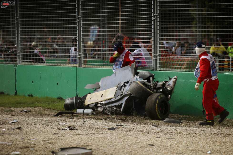 6. Fernando Alonso (Australien 2016): Einer der spektakulärsten Unfälle der vergangenen Jahre. Bei der Anfahrt auf Kurve 3 fährt Alonso auf Esteban Gutierrez - im allerersten Rennen von Haas - auf und überschlägt sich anschließend im Kiesbett. Aus der kleinen Lücke zwischen Boden und Barriere klettert der Spanier aus dem Auto.