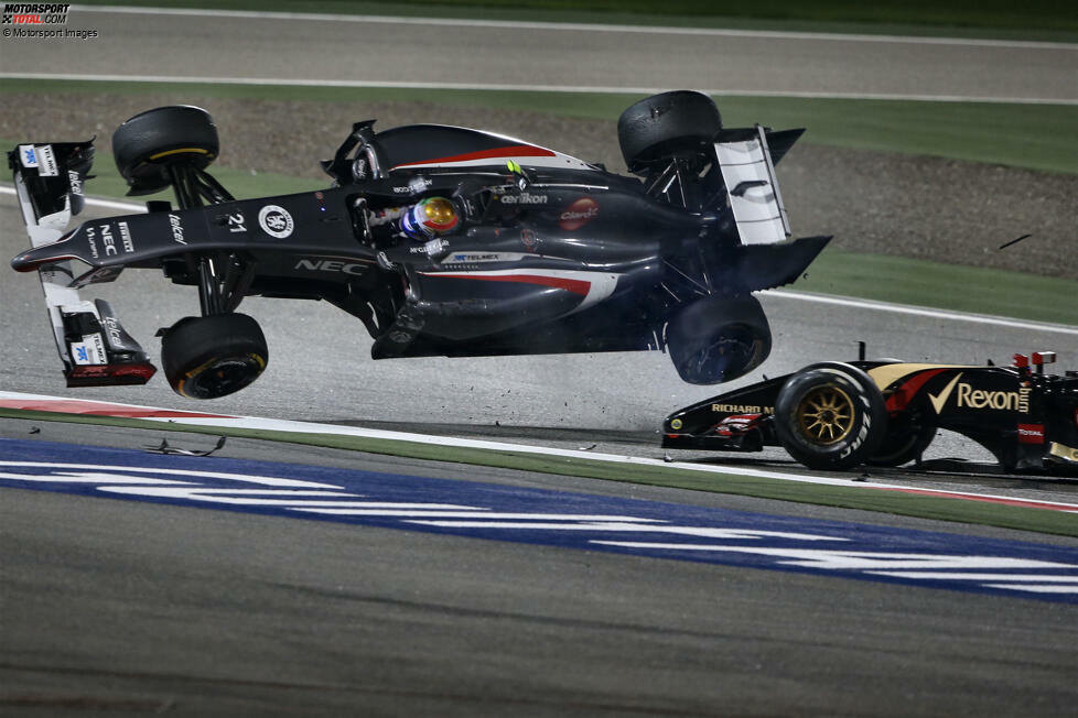 10. Esteban Gutierrez (Bahrain 2014): Keine Crash-Fotostrecke ohne Pastor Maldonado! Der Lotus-Pilot fährt in Sachir etwas zu ungestüm aus der Box und kann in Kurve 1 nicht mehr rechtzeitig bremsen, ohne den Sauber von Gutierrez zu berühren. Dieser bleibt nach einer Rolle am Streckenrand stehen.