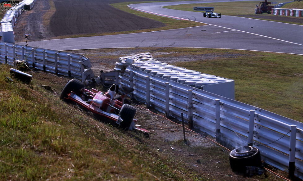 18. Allan McNish (Japan 2002): Wie genau McNish im Qualifying von Suzuka so zum Stehen gekommen ist, ist auch nach fast 20 Jahren nicht genau belegt. Der Toyota-Pilot fliegt nach 130R ab und schlägt rückwärts durch die Leitplanke. Bilder zeigen, dass der Bolide zumindest senkrecht in der Luft steht. Es sind McNishs letzte Formel-1-Meter.