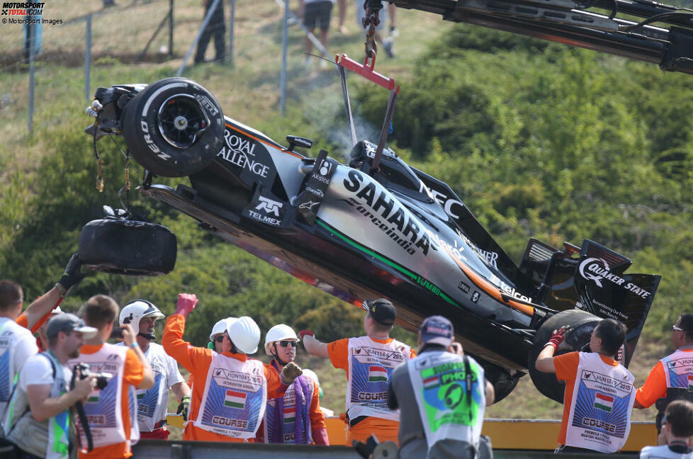 8. Sergio Perez (Ungarn 2015): Den Mexikaner erwischt es wenige Rennen zuvor sogar schon im Training. Der Force-India-Pilot kommt in FT1 auf den Astroturf und bricht sich dabei die hintere Aufhängung. Sein Fahrzeug wird in einen Dreher geschickt, der in der Leitplanke in einen Überschlag mündet, bevor das Auto kopfüber zum Stehen kommt.