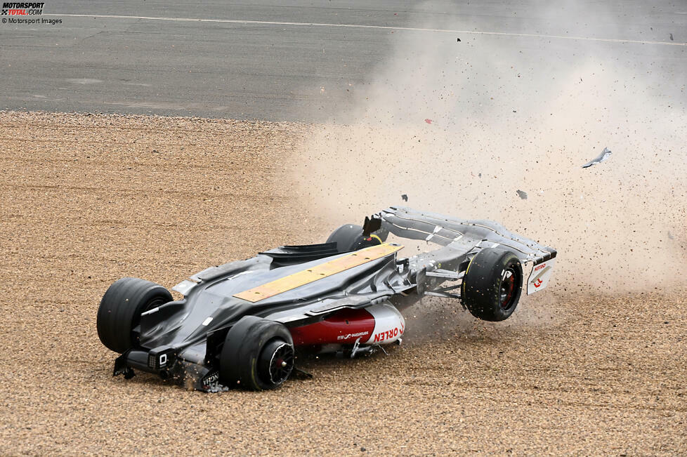 1. Guanyu Zhou (Großbritannien 2022): Schon am Start von Silverstone wird der Alfa-Romeo-Pilot Opfer einer Berührung zwischen Pierre Gasly und George Russell. Der Brite berührt Zhou, der sich überschlägt und am Ende sogar zwischen Reifenstapel und Fangzaun landet.