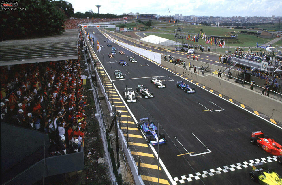 Doch es muss nicht immer ein Crash sein: In Brasilien 2001 bleibt der Finne am Start einfach stehen. Wild winkt er mit seinen Armen, um seine Gegner zu warnen. Glücklicherweise fährt niemand auf den stehenden McLaren auf, raus ist Häkkinen aber trotzdem.
