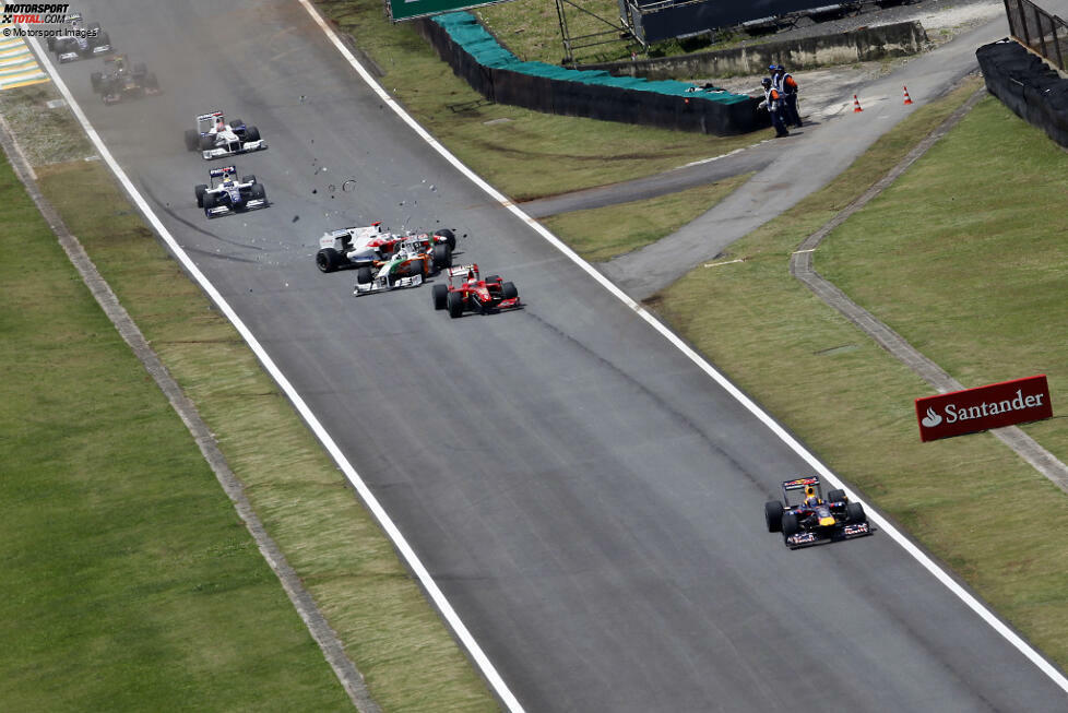 #1 Jarno Trulli (14 Ausfälle in 252 Rennen): König der Erstrunden-Ausfälle ist aber Jarno Trulli, der zwar wie Barrichello auf 14 Vorfälle kommt, aber weniger Rennen als der Brasilianer gefahren hat. Hier kommt er sich 2009 in Brasilien mit Adrian Sutil ins Gehege.