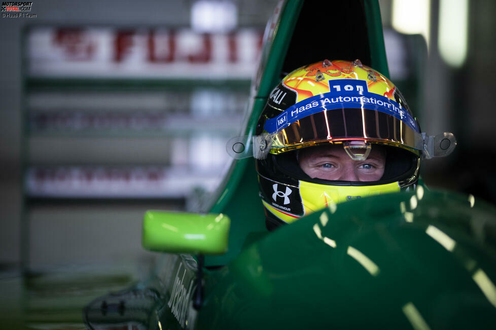 Auch Sebastian Vettel schaute bei Schumachers Fahrt mal in der Garage vorbei. Die beiden Deutschen waren für einen Reifentest von Pirelli ohnehin vor Ort.
