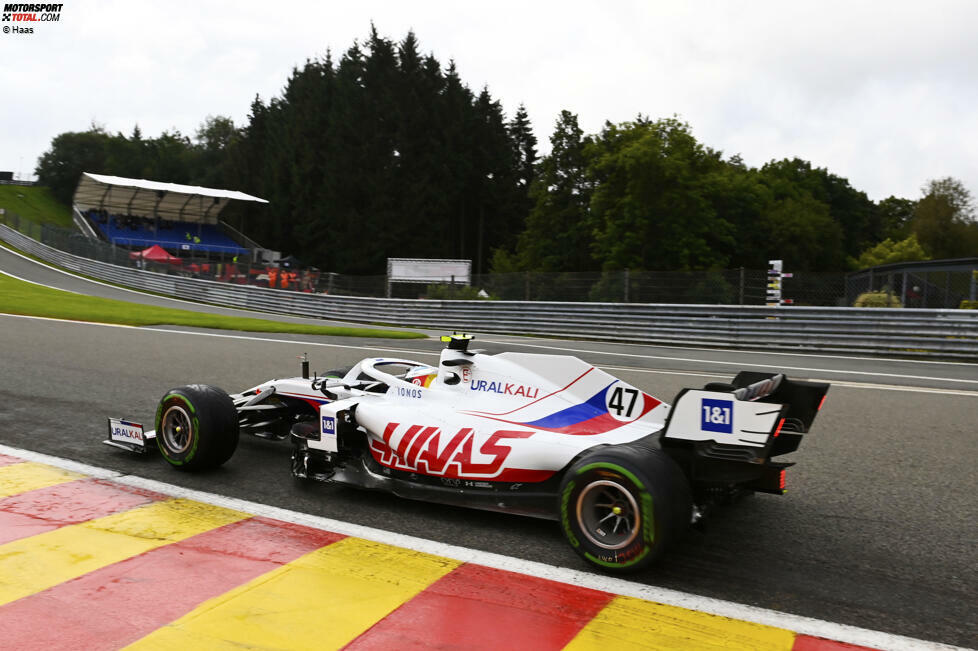 Hier der Fotobeweis: Mick Schumacher im Helmdesign des Vaters im ersten Freien Training in Spa.