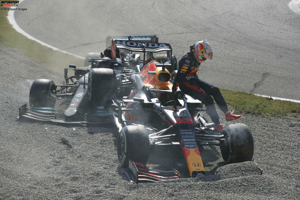 ... steigt Verstappen als Erster aus, während Hamilton im Rückwärtsgang noch alles probiert, um nochmals loszukommen - vergebens.