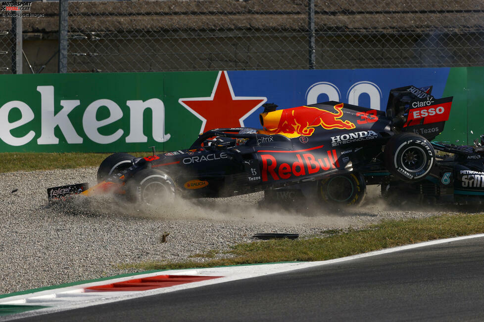 ... die beiden Formel-1-Autos kommen aufeinander im Kiesbett der ersten Schikane zum Stehen. Dann ...