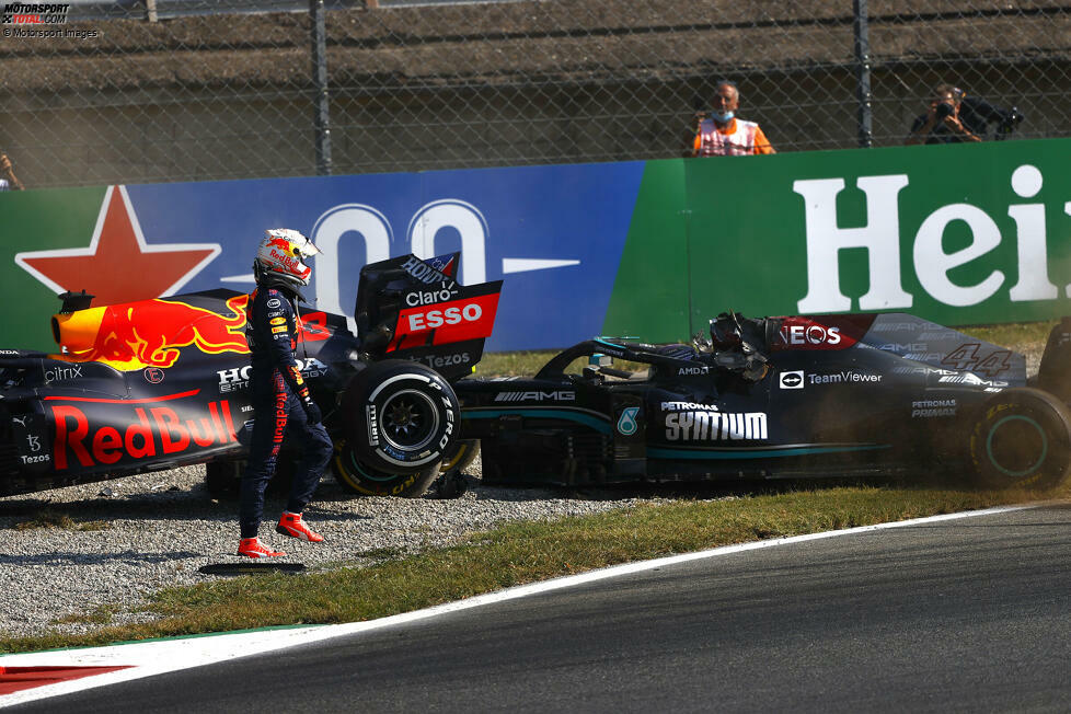 Verstappen stapft derweil durchs Kiesbett, am Auto von Hamilton vorbei. Er geht nicht hin zu Hamilton, sondern direkt weiter in Richtung Box. Erst dann ...