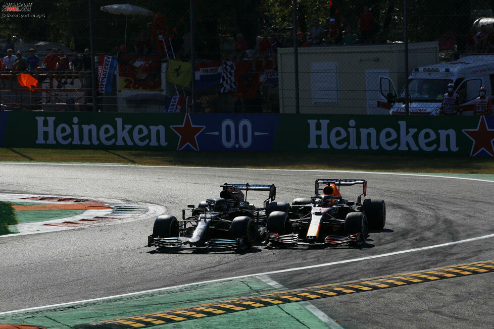 Runde 26 im Italien-Grand-Prix 2021 in Monza: Mercedes-Fahrer Lewis Hamilton kommt aus der Box, Red-Bull-Fahrer Max Verstappen von hinten an - und beide fahren Seite an Seite in Kurve 1. Was dann passiert, zeigen wir hier, Bild für Bild!