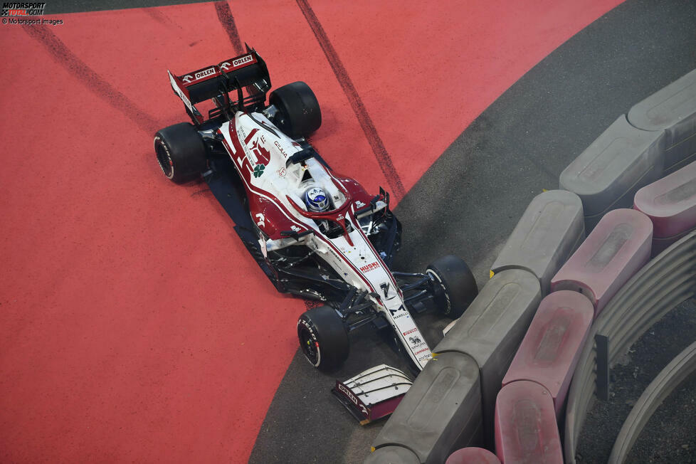 Kimi Räikkönen (5): Schwache Vorstellung am Ende der Formel-1-Karriere. Unfall schon im Training, Bremsdefekt und Abflug im Rennen, dann das Aus an der Box. Hinzu kommt die Niederlage im Quali gegen Giovinazzi. Räikkönen wirkte sehr lustlos beim letzten Einsatz. Daher auch kein Happyend bei der Benotung!