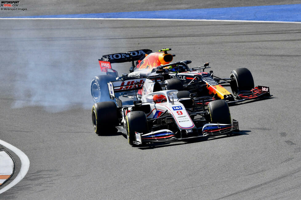 Sergio Perez (4): Er war in Zandvoort keine Hilfe für Teamkollege Verstappen. Im Gegenteil: Perez war schlicht zu langsam, der Abstand war gewaltig. Dazu kommen ein verpatztes Qualifying und ein kapitaler Verbremser gleich zu Rennbeginn. Was ihn vor der Fünf bewahrt hat: Seine Fahrt von ganz hinten in die Punkte.