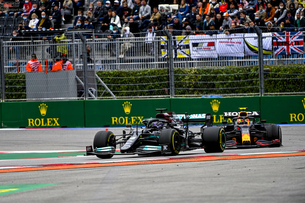 Der WM-Kampf zwischen Mercedes und Red Bull, zwischen Lewis Hamilton und Max Verstappen geht in die entscheidende Phase. Beide Teams versuchen, auf den letzten Metern noch einen entscheidenden Vorteil zu erlangen. Vor allem beim Set-up werden die Spielereien deutlich.