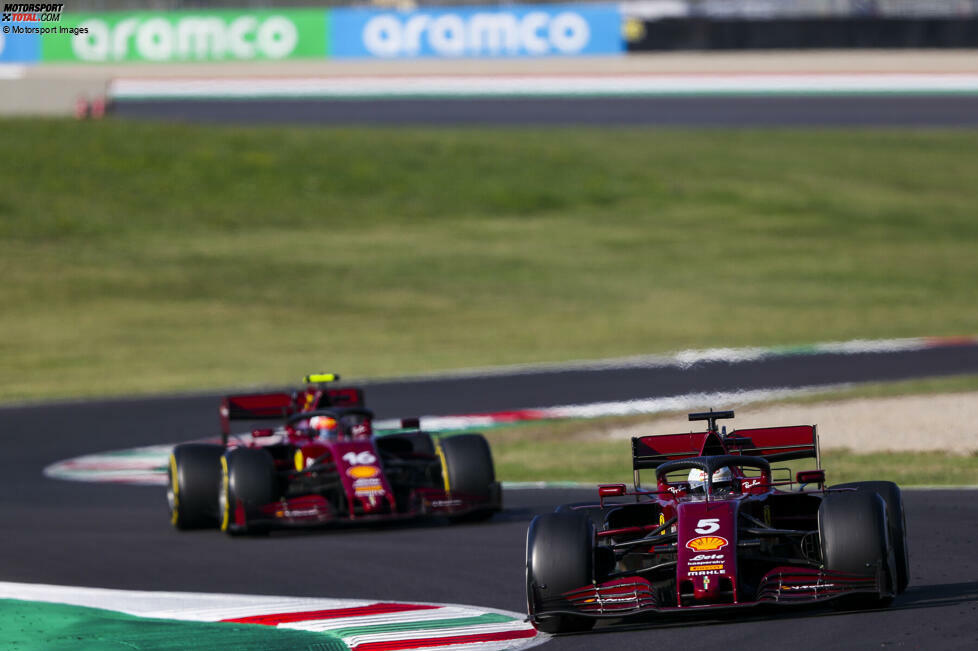 Etwas unauffälliger sind die Veränderungen bei Ferrari in Mugello 2020. Weil man dort sein 1.000 Formel-1-Rennen fährt, sind die Boliden von Sebastian Vettel und Charles Leclerc in dunklerem Burgund-Rot eingefärbt und sollen an die ursprüngliche Färbung in der Saison 1950 erinnern.