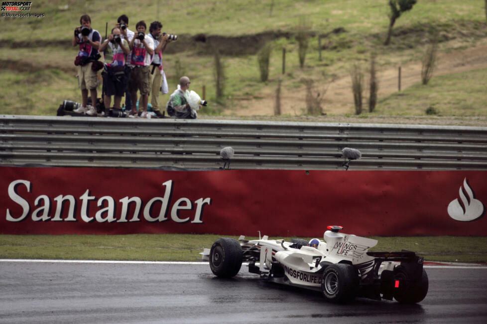 Ähnlich schlecht läuft es für David Coulthard 2008 in Brasilien. Anlässlich seines letzten Formel-1-Rennens fährt der Schotte einen speziell lackierten Red Bull im weißen Wings-for-Life-Design. Weit kommt er aber nicht: Bereits nach zwei Kurven ist sein letzter Grand Prix nach einem Dreher und einer Kollision vorbei.
