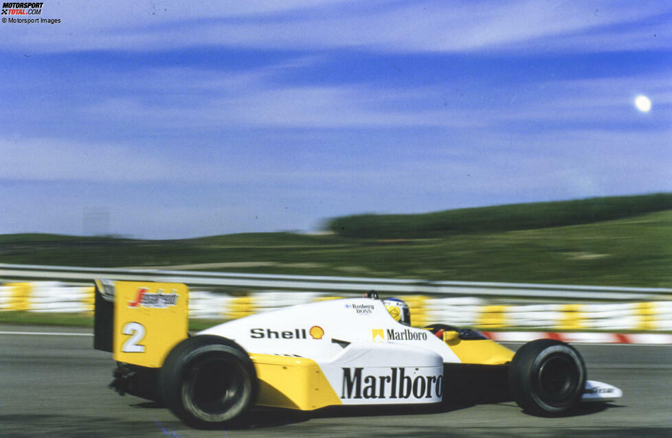 Ja, ihr seht richtig: Der McLaren ist tatsächlich gelb! In Portugal 1986 rückt der Rennstall von einem der heute bekanntesten Formel-1-Designs ab und färbt das Auto kurzerhand um. Auch hier ist der Zigarettensponsor 