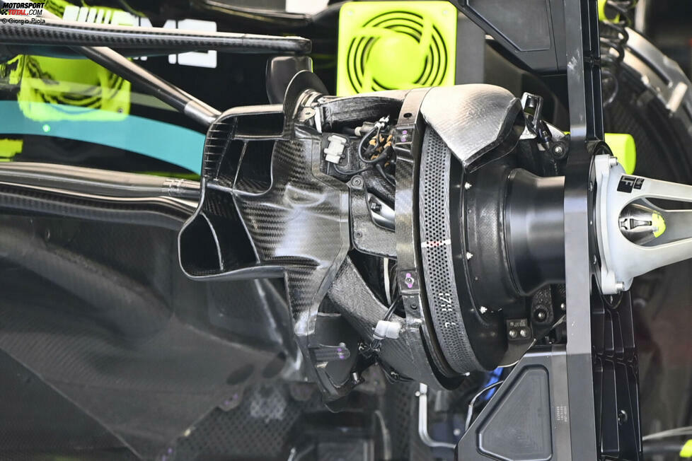 Mercedes W12: Vorderachs-Bremsschacht und Bremsscheibe