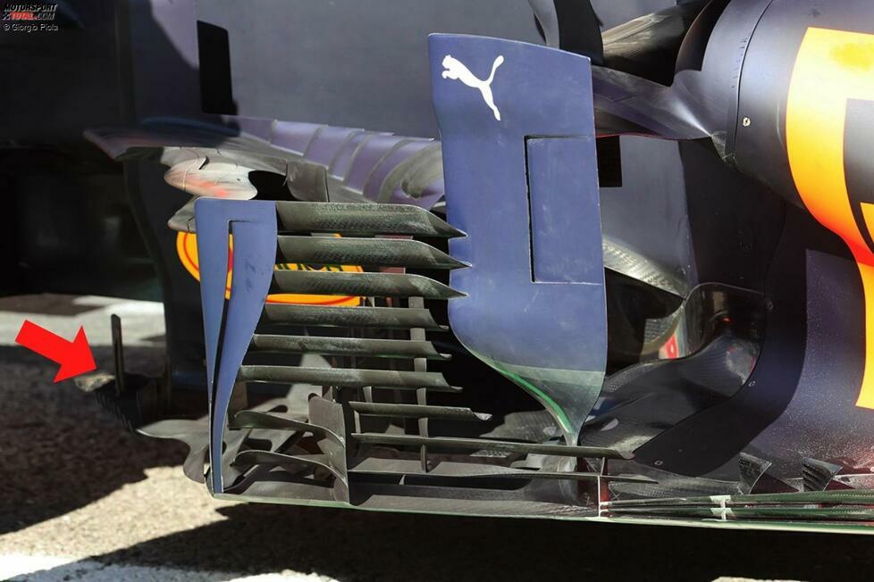 Bei den sogenannten Bargeboards, den seitlichen Windabweisern neben dem Cockpit, hat Red Bull ganz vorne zusätzliche Finnen installiert und auch deren Winkel verändert. Auch die Zahl der Finnen in der Ebene darüber ist erhöht und die Elemente sind insgesamt neu ausgerichtet worden.