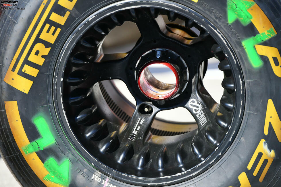 Formel-1-Felge mit Pirelli-Reifen