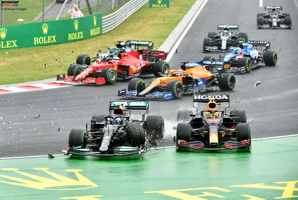 Doch auch hinter diesem Unfall geht es turbulent zu. Lance Stroll verpasst im Aston Martin den richtigen Bremspunkt und droht in den Alpine von Esteban Ocon zu krachen. Sein Ausweichmanöver über die Wiese endet in Charles Leclerc und Daniel Ricciardo (im Hintergrund).