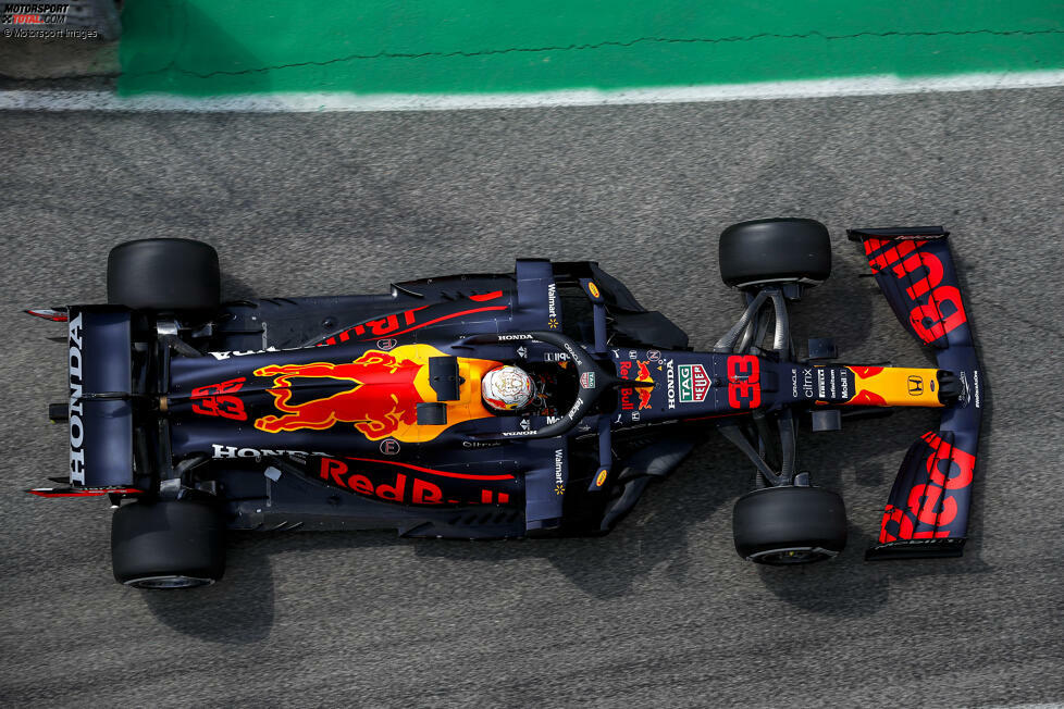 Red Bull: Ebenfalls seit Jahresbeginn mit dem Z-Unterboden ausgestattet; der Ausschnitt verläuft hier länger als bei Mercedes, erst kurz vor dem Hinterreifen Übergang in die Diagonalform