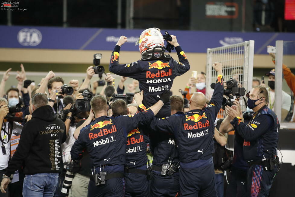 ... kommen schon die Red-Bull-Mechaniker und nehmen ihren Champion auf die Schultern. Verstappen wird gefeiert!