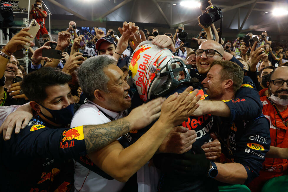 Die nächste Station ist der Parc ferme in der Boxengasse, und auch dort gibt es Emotionen pur, als Verstappen auf die Verantwortlichen hinter den Red-Bull-Erfolgen trifft: auf Helmut Marko und die Honda-Projektleiter. Und ...