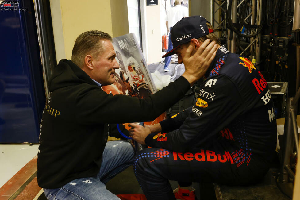 ... als er den Helm abgelegt hat, wird es nochmals ganz still, beinahe andächtig: Verstappen setzt sich im Boxengebäude, nur sein Vater Jos Verstappen ist bei ihm, spricht ruhig auf den Sohnemann ein. Als nächstes ...