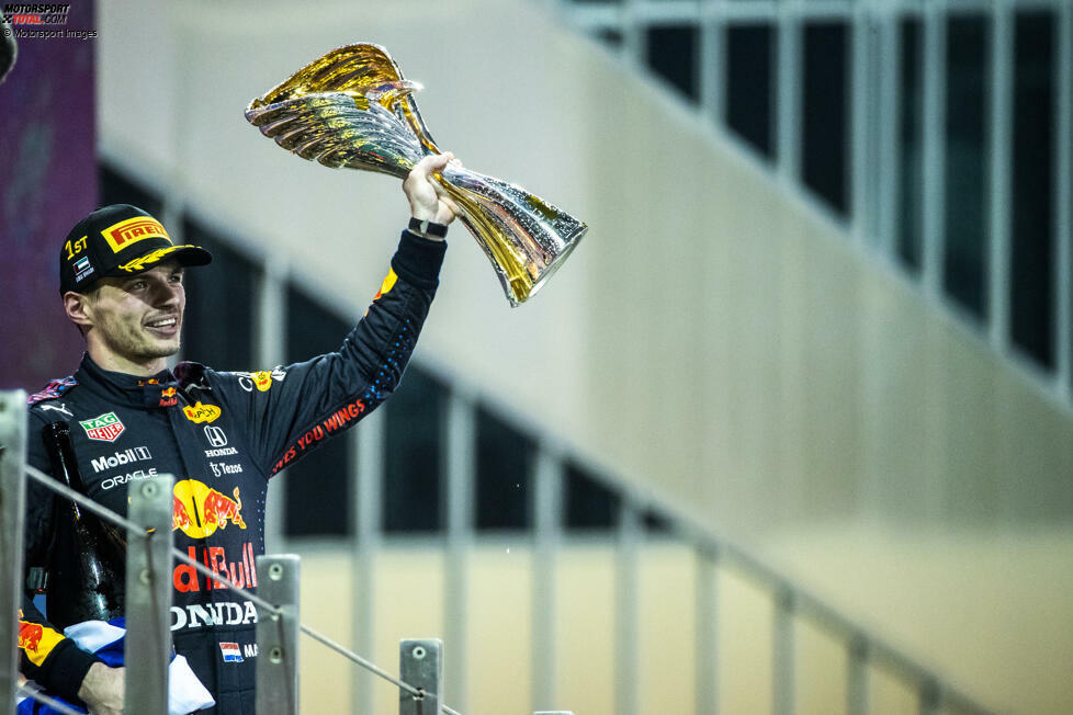 ... feiert Verstappen auf dem Podium. Dort bekommt er den Siegerpokal für das Rennen in Abu Dhabi. Wichtig zu wissen: Das ist nicht der WM-Pokal. Den kriegt er erst bei der FIA-Gala am Donnerstag, sofern es nicht noch eine Berufung gibt.