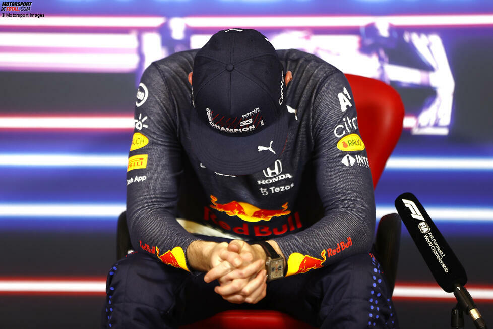 ... wird es danach noch einmal ruhiger für Verstappen. Erst Pressekonferenz, dann WM-Pressekonferenz. Und zwischendurch muss er einfach mal sacken lassen, was gerade alles passiert ist. Anschließend ...