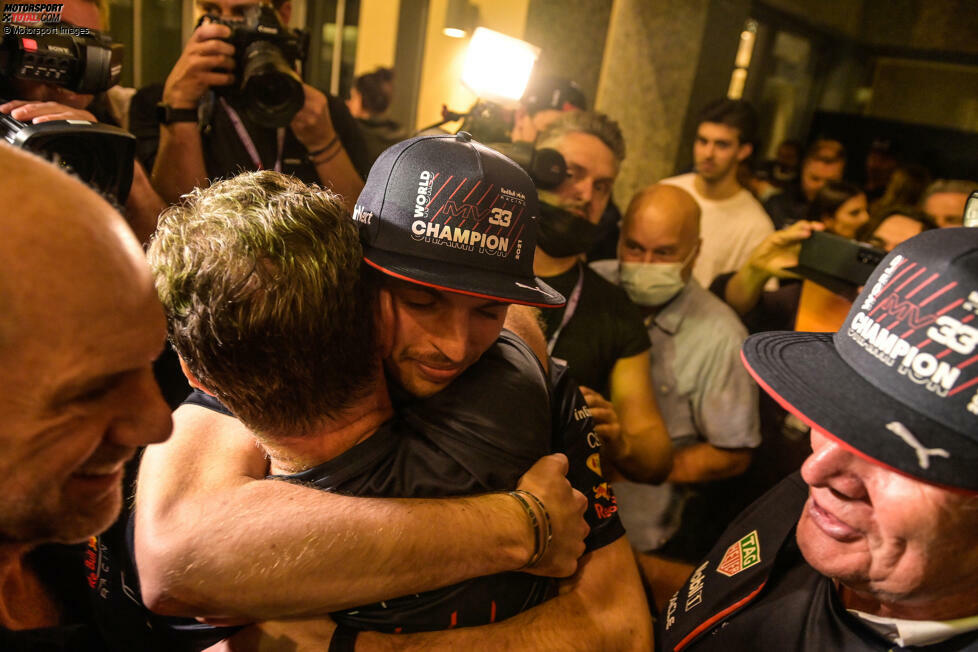 In der Nacht von Abu Dhabi herzt Verstappen seine engsten Vertrauten bei Red Bull: Teamchef Horner, der ihn hier drückt. Mit Adrian Newey (links) und Marko (rechts) sind auch die zwei großen Masterminds des Teams dabei.