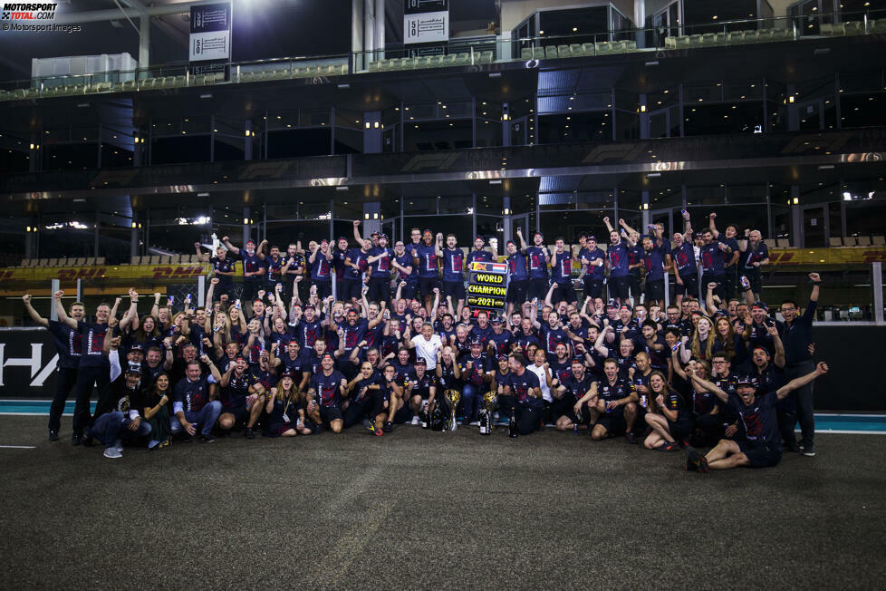 Dann versammelt sich das gesamte Red-Bull-Team zum Fototermin in der Boxengasse. Beste Stimmung natürlich, bis ...