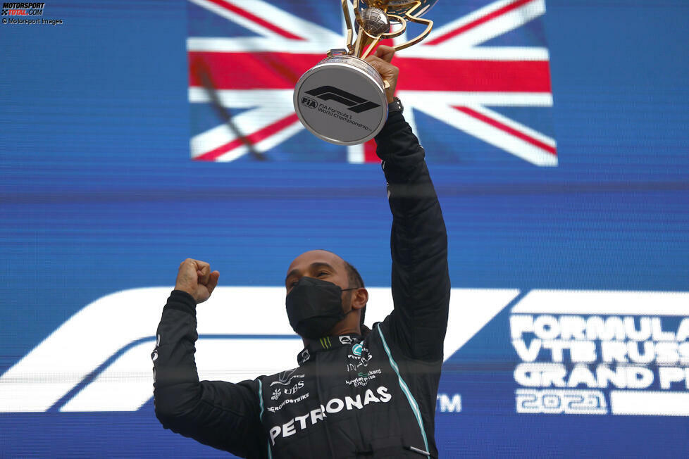 Sotschi: Erstmals seit zwei Monaten reckt Hamilton wieder einen Siegerpokal in die Höhe. Auf der Mercedes-