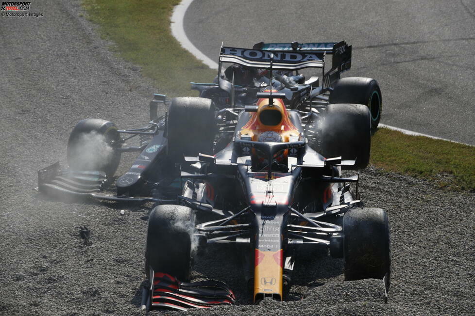 Monza: Ein schlechter Boxenstopp von Red Bull bringt Verstappen und Hamilton auf der Strecke zusammen. In der ersten Schikane will Verstappen außenrum vorbei, doch Hamilton hält dagegen - es kracht zwischen den beiden Titelkandidaten! Ergebnis: Beide fallen auf der Stelle aus. Verstappen hat im Sprint gepunktet, daher: 221,5:226,5 Punkte.