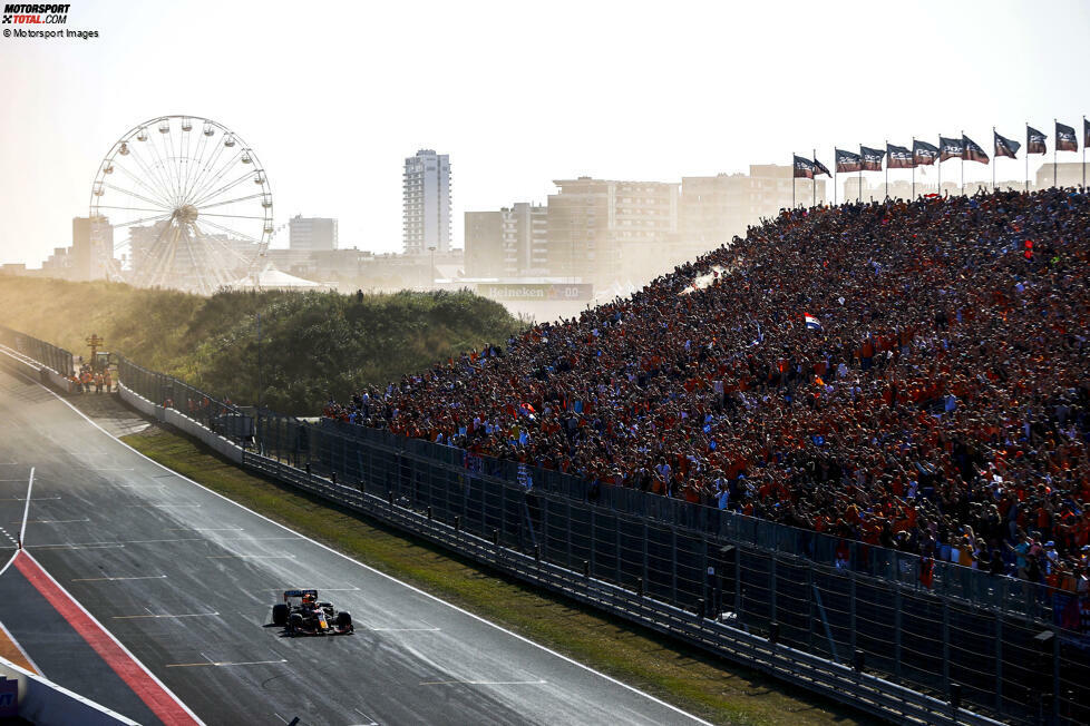 Zandvoort: Weiter gehts zum ersten Niederlande-Grand-Prix der Neuzeit, den Verstappen dominiert. Der hohe Druck macht ihm nichts aus und er übernimmt wieder P1 in der Gesamtwertung vor Hamilton, der P2 plus schnellste Runde sicherstellt. Aus seiner Sicht bedeutet das: 221,5:224,5 Punkte.