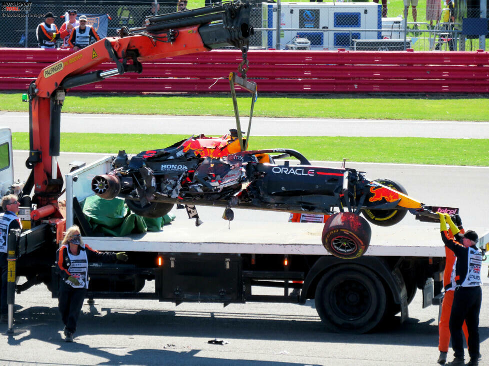 Silverstone: Verstappen und Hamilton duellieren sich schon beinhart im Sprint und wieder in der ersten Runde im Grand Prix. Dann kommt es in der Copse-Kurve zur Berührung: Hamilton trifft Spitzenreiter Verstappen, der abfliegt und schwer verunfallt. Hamilton gewinnt das Rennen trotz Zeitstrafe und holt mächtig auf. Neuer Stand: 177:185.