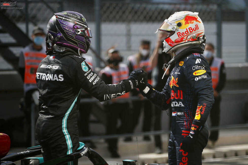 Lewis Hamilton vs. Max Verstappen. Das WM-Duell zwischen dem Mercedes-Fahrer und dem Red-Bull-Fahrer hielt 2021 die Formel-1-Fans in Atem. In dieser Fotostrecke zeichnen wir den Zweikampf um den Titel Rennen für Rennen nach!