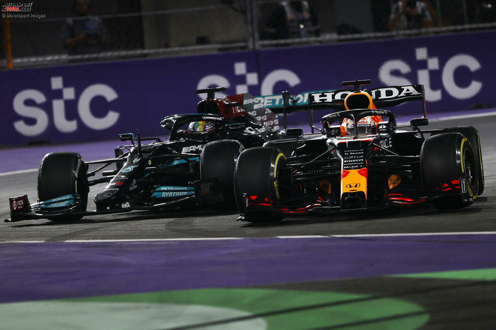 Saudi-Arabien: Die Formel-1-Premiere in Dschidda hat alles! Rote Flaggen, Unfälle, Kontroversen - und einen weiteren Crash zwischen Hamilton und Verstappen. Beide sehen allerdings die Zielflagge und am Ende gewinnt Hamilton vor seinem Rivalen, weshalb beide punktgleich ins Saisonfinale in Abu Dhabi gehen: 369,5:369,5 Punkte.