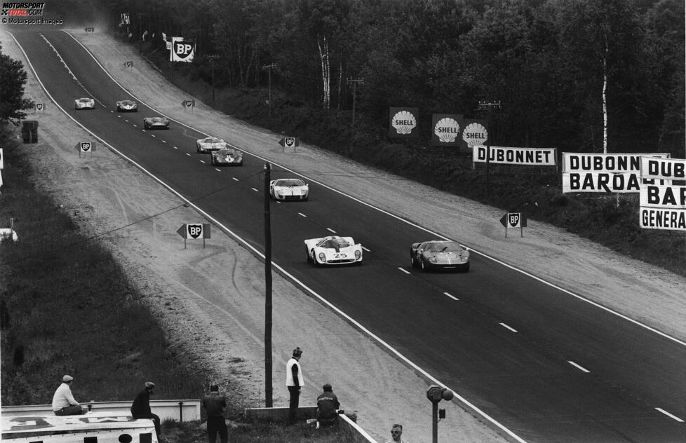 Doch spätestens seit Le Mans 66 - Gegen jede Chance (Ford v Ferrari) weiß die Öffentlichkeit wieder, was als nächstes passiert: Ford überrollt 1966 alle mit dem gewaltigen 7-Liter-V8-Motor, dem Ferrari weiter nur einen kleineren 4-Liter-V12 entgegensetzt. Die Motoren werden bis ans Limit ausgereizt und damit anfällig für Überhitzung.