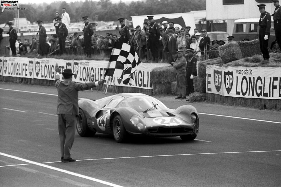 Es ist nicht so, dass die P-Serie gegen Ford chancenlos gewesen wären: Der 330 P4 gewinnt 1967 die 1.000 Kilometer von Monza, die Kundensportvariante 412 P die 24 Stunden von Daytona im selben Jahr. Doch auf den langen Geraden in Le Mans kann Ferrari den gewaltigen Fords nichts entgegensetzen.
