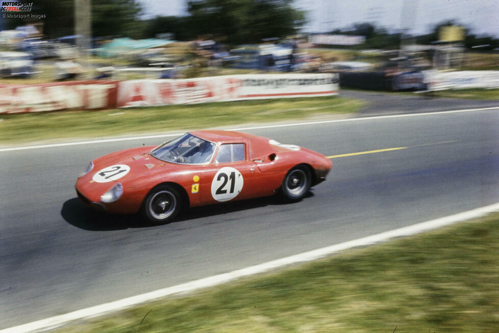 1963 kann sich Ferrari dem Trend zum Mittelmotor nicht mehr erwehren. Es ist der Start der legendären P-Serie. Im selben Jahr gibt es einen Sechsfacherfolg. In den nächsten zwei Jahren folgen zwei Dreifachsiege. Niemand, so scheint es, kann Ferrari bremsen. Keiner glaubt 1965, dass es der letzte Sieg bleiben würde.